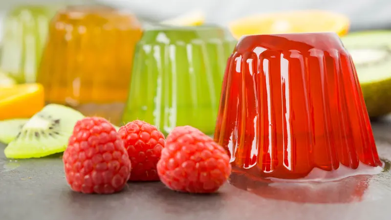 Delicious and refreshing gelatin of assorted fruits (lemon, raspberry, kiwi, banana and orange)